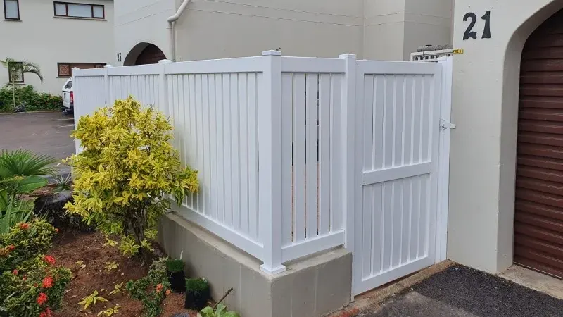 pvc vertically slatted fence